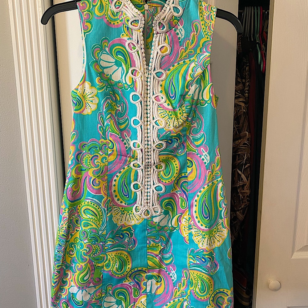 Size 2 Lilly Pulitzer dress! Zipper is adjustable. Worn once and like new